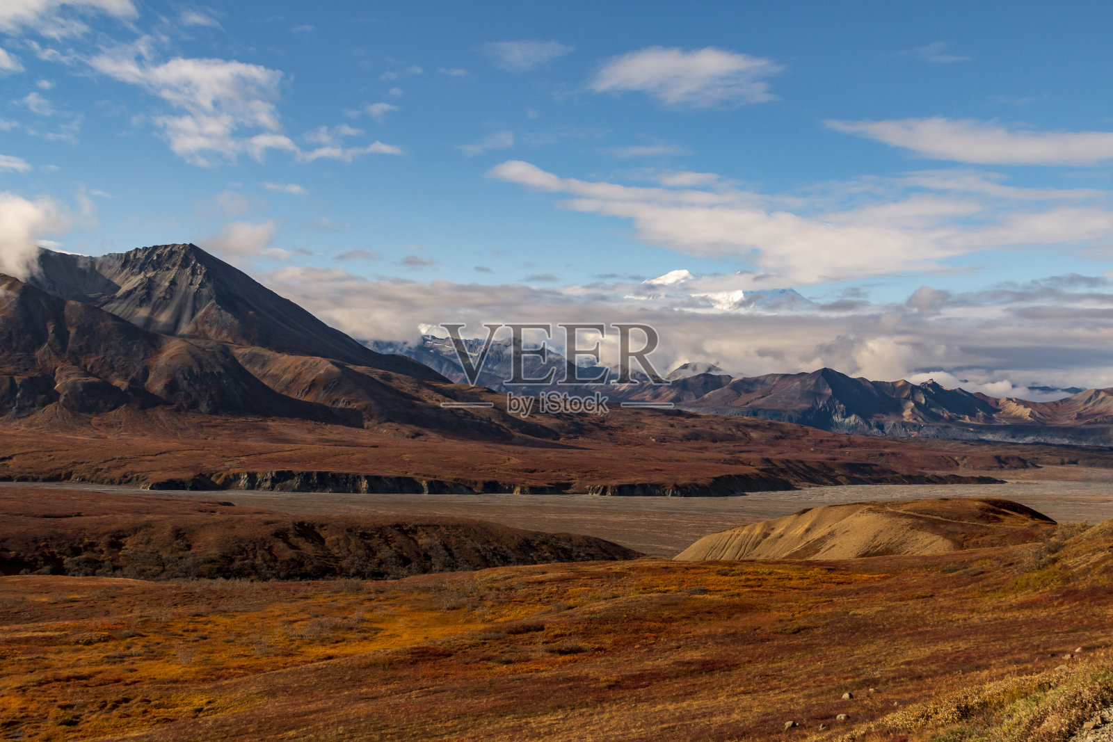德纳里国家公园内阿拉斯加州山脉上积雪覆盖的锯齿状山峰。照片摄影图片