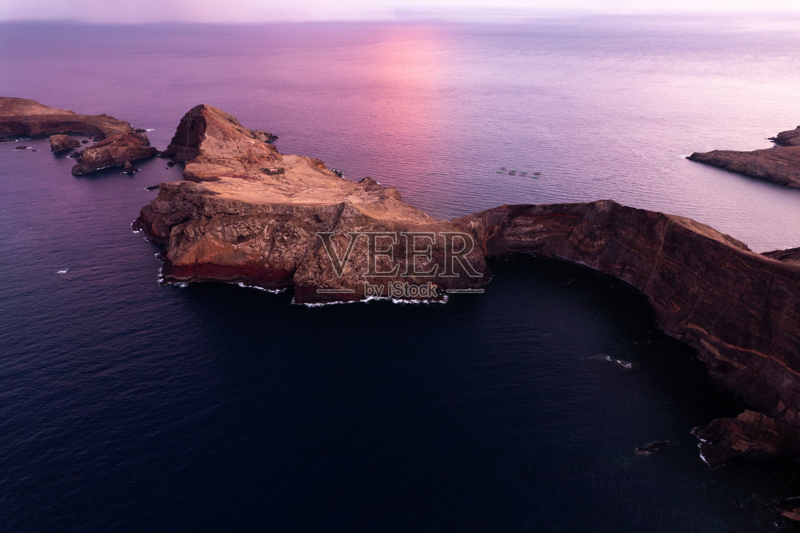 日落时海上岩石的景色照片摄影图片