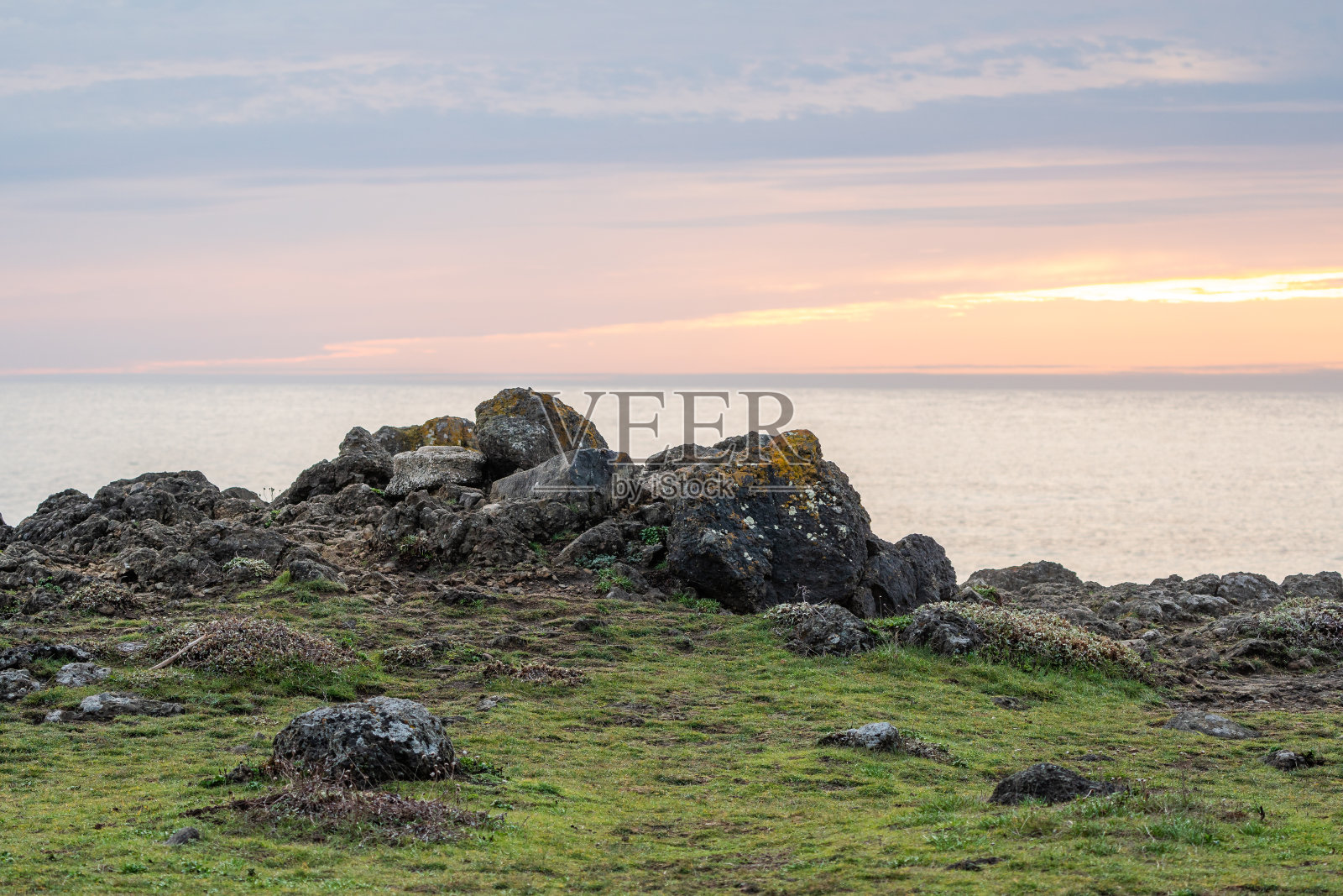 岩石峭壁的边缘，海洋日落照片摄影图片