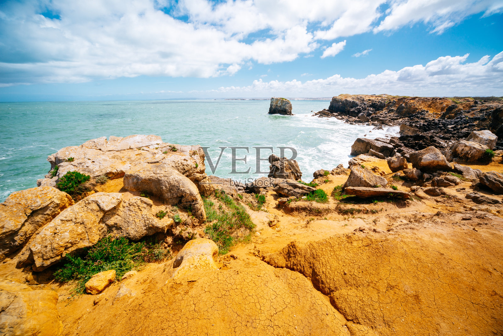 岩石峭壁和大海。照片摄影图片