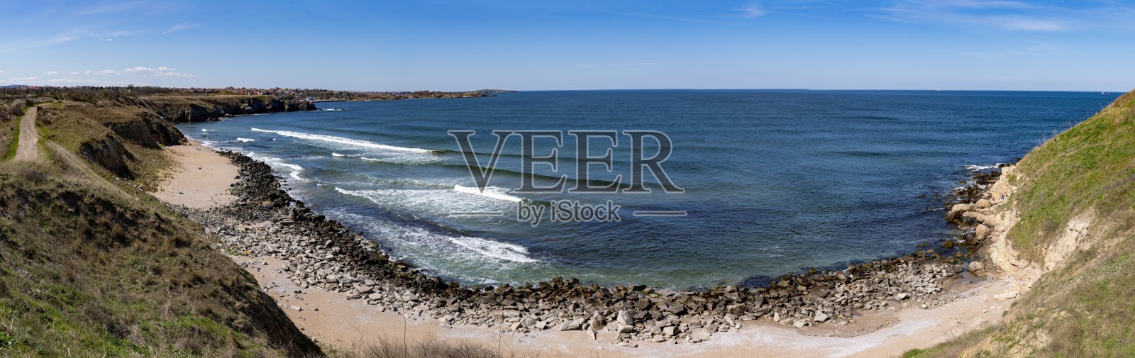 保加利亚，在夕阳下黑海附近的沙滩和石头的全景照片摄影图片