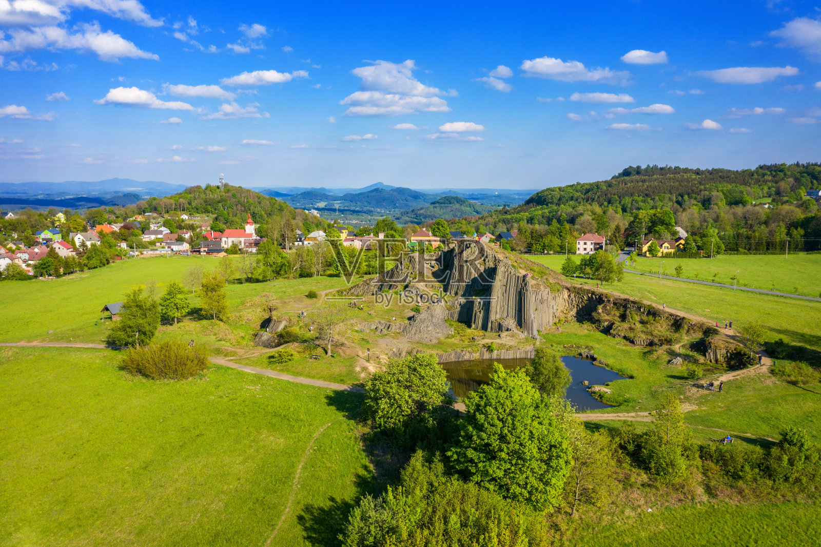 玄武岩柱的多边形结构，天然纪念碑Panska skala附近Kamenicky Senov，捷克共和国。捷克Kamenicky Senov附近的Panska Skala的玄武岩管风琴。照片摄影图片