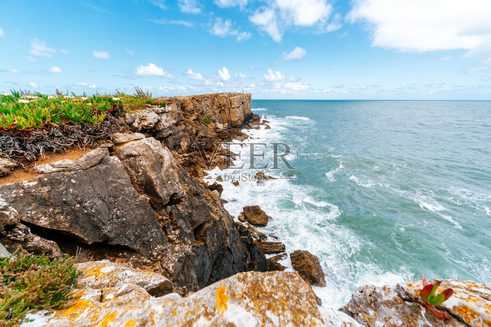 岩石峭壁和大海。照片摄影图片