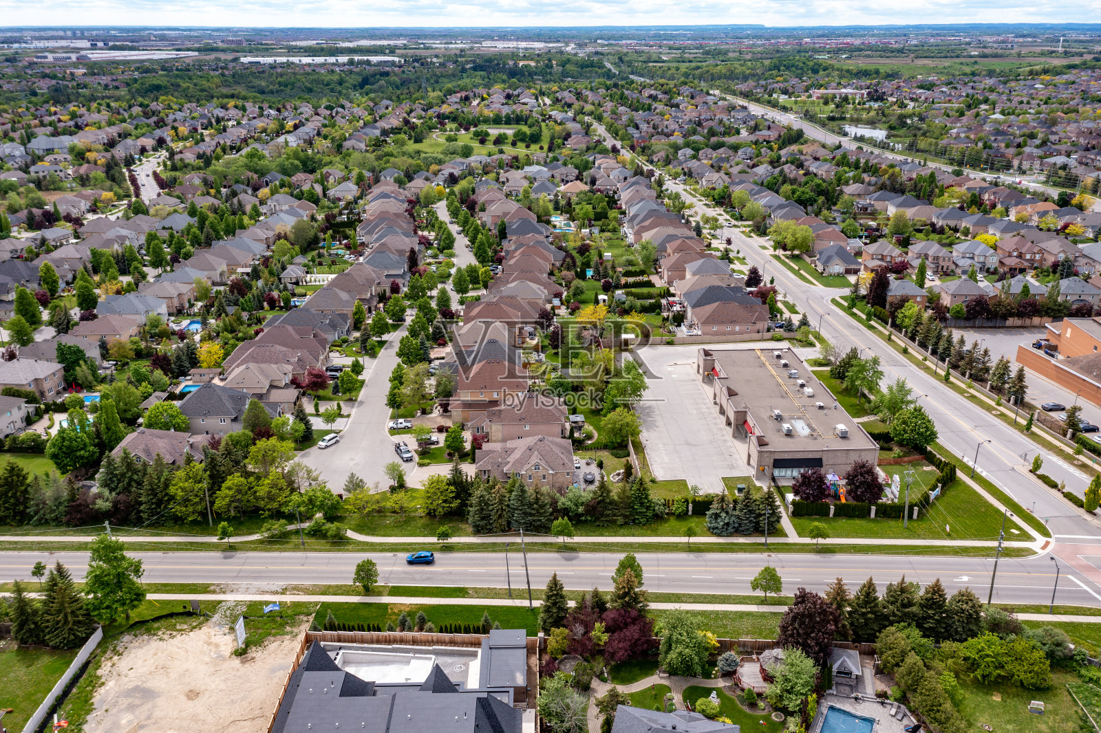 鸟瞰图住宅区在卢瑟福路和伊斯灵顿大道，伍德布里奇和克莱恩堡，沃恩，加拿大照片摄影图片