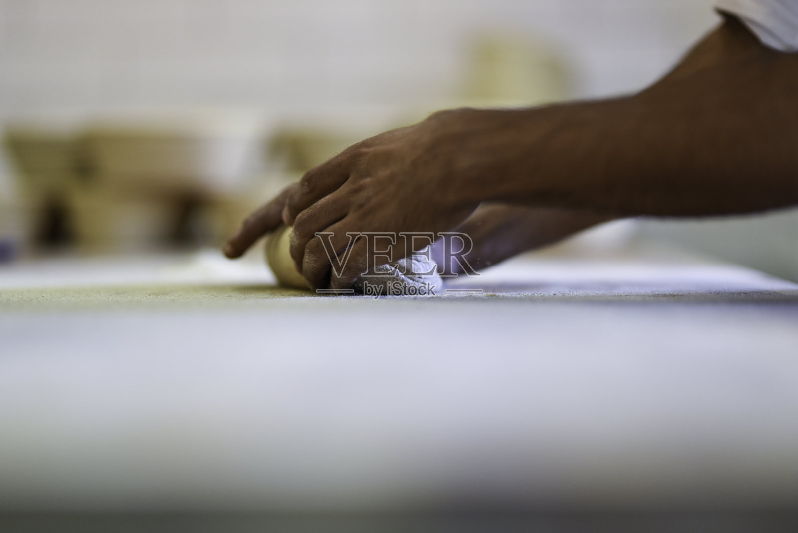 面包师在揉酸面包照片摄影图片