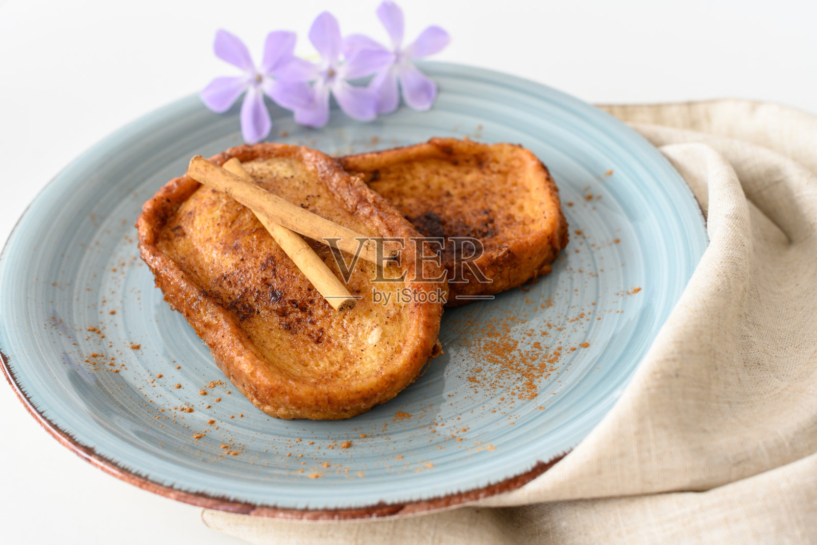 传统的自制西班牙托里亚斯。面包加牛奶和肉桂制成的复活节甜点。照片摄影图片