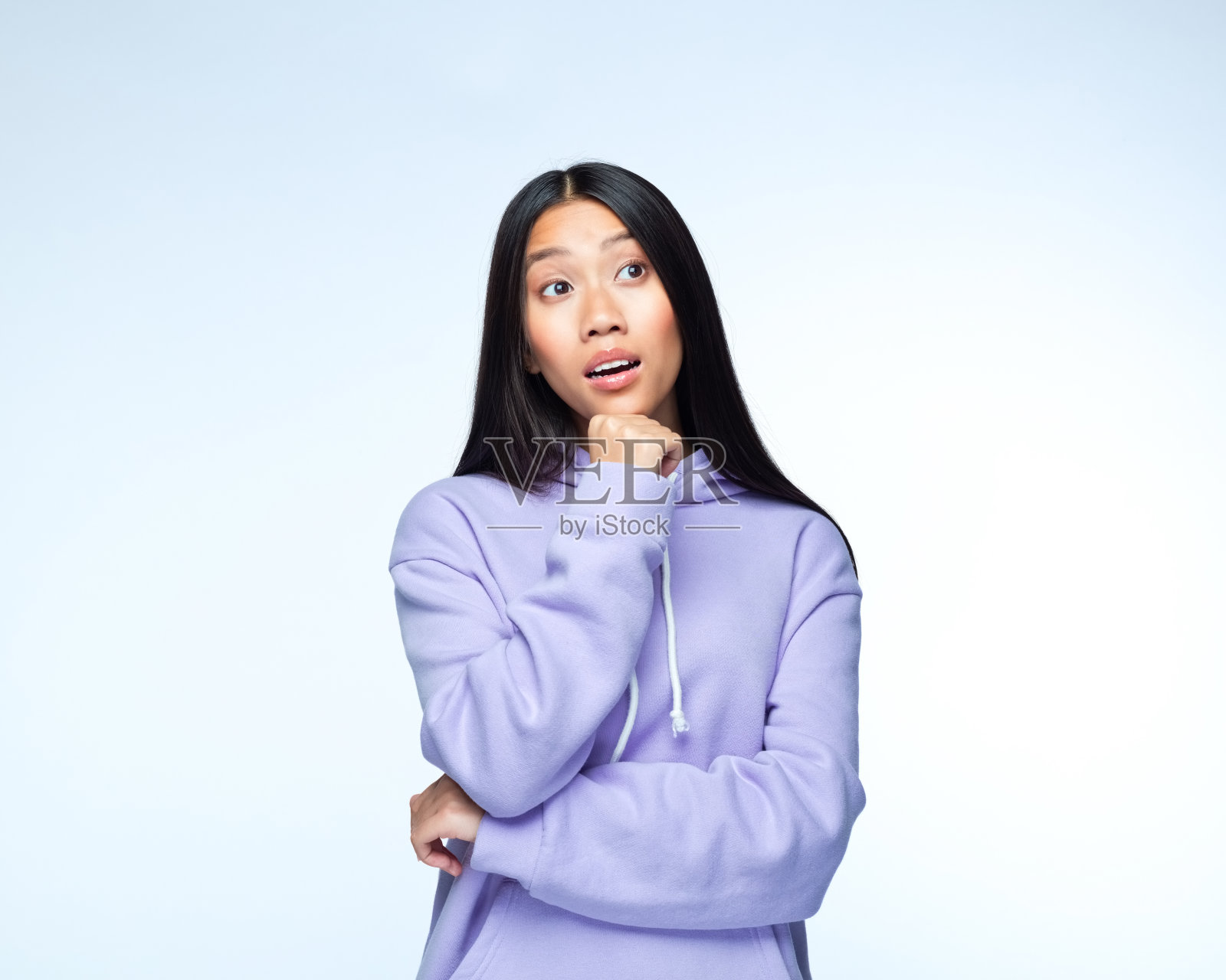 穿着淡紫色卫衣的惊讶的年轻女子照片摄影图片