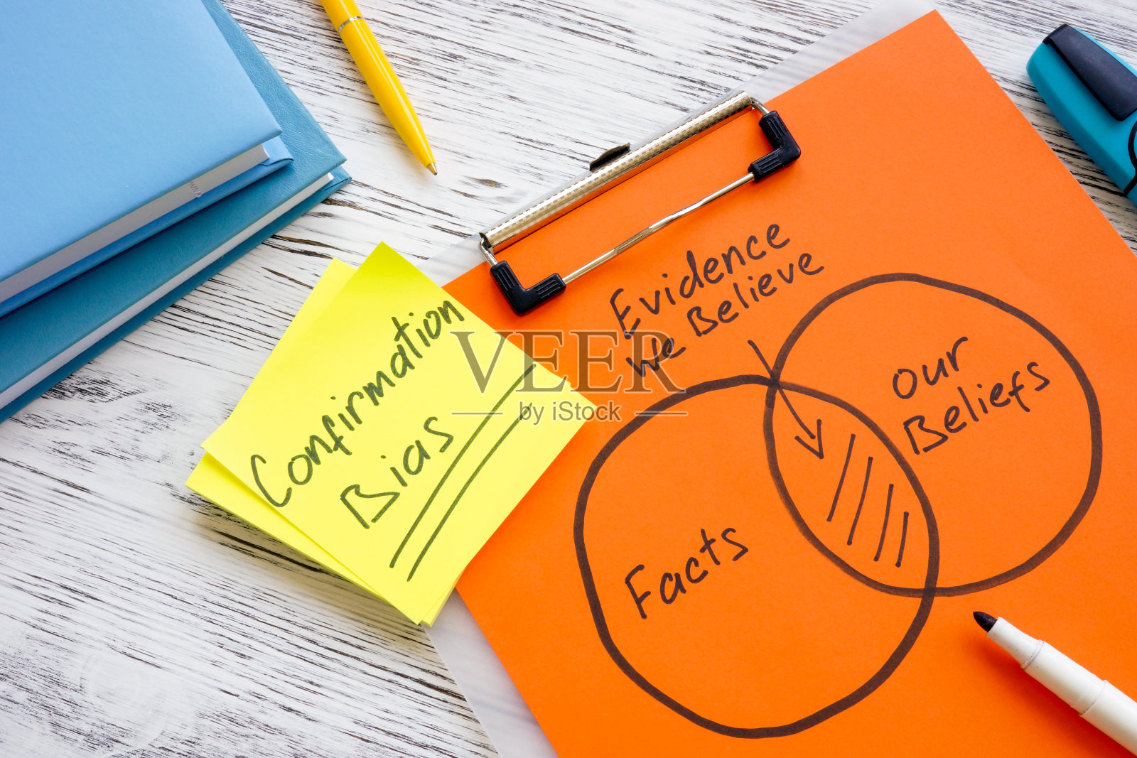 关于确认偏误如何起作用的论文和笔。照片摄影图片