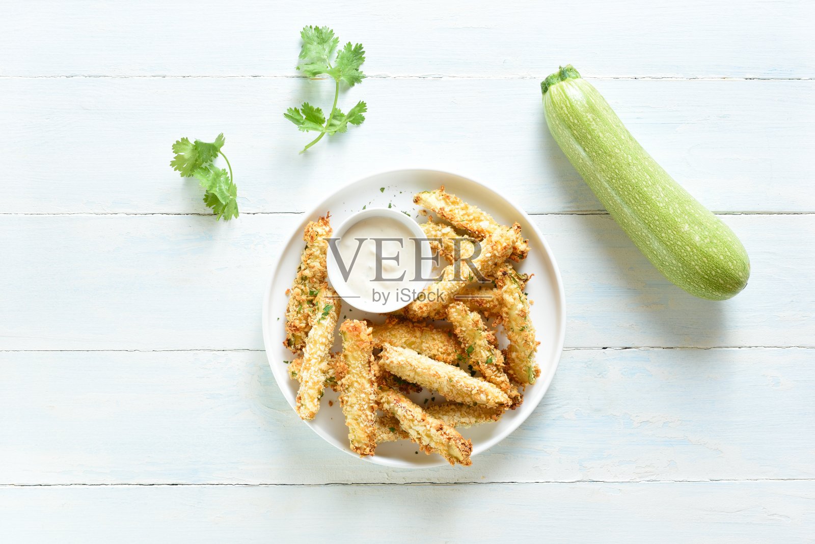 烤脆西葫芦薯条照片摄影图片