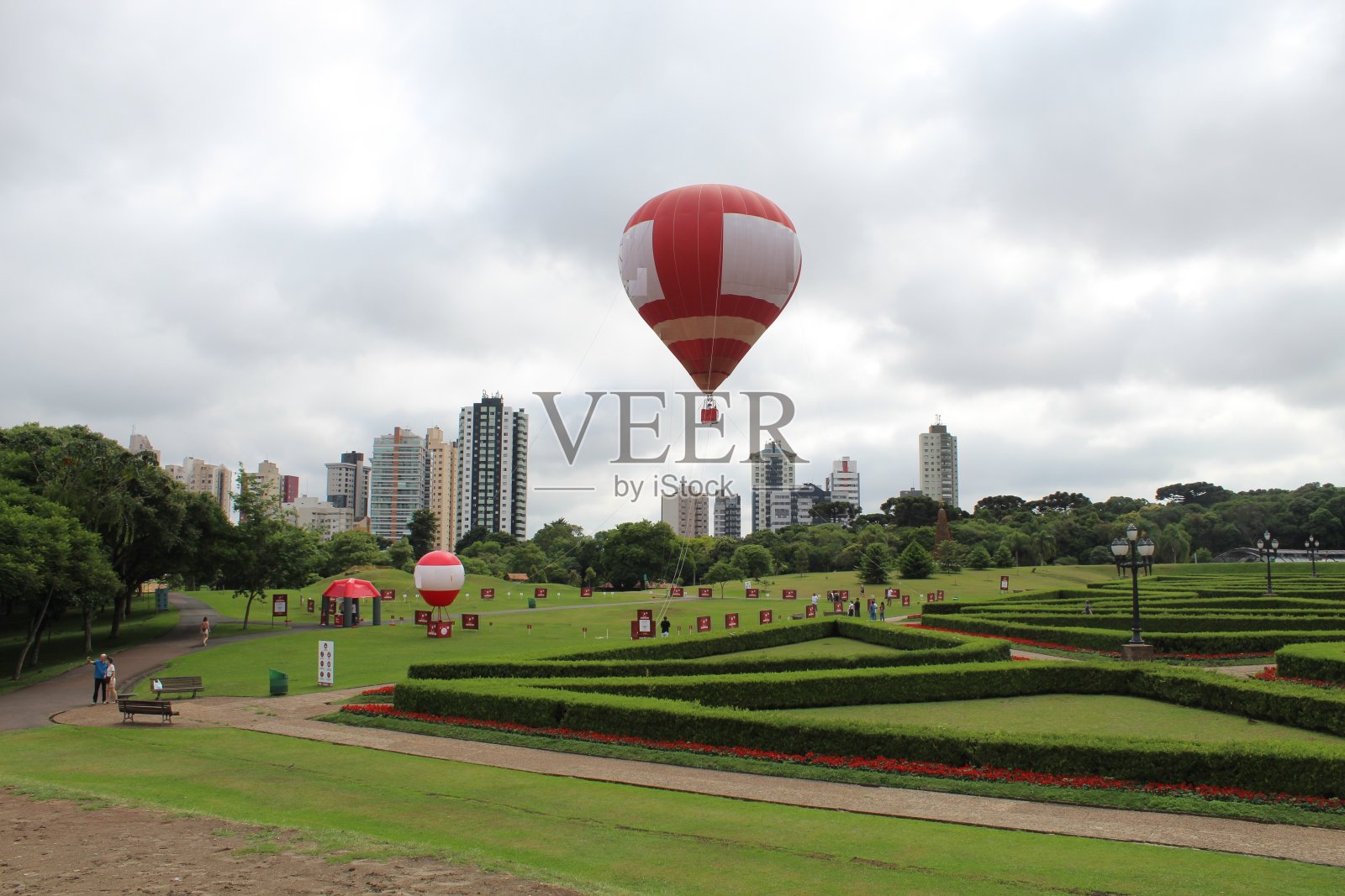 植物园里的气球照片摄影图片