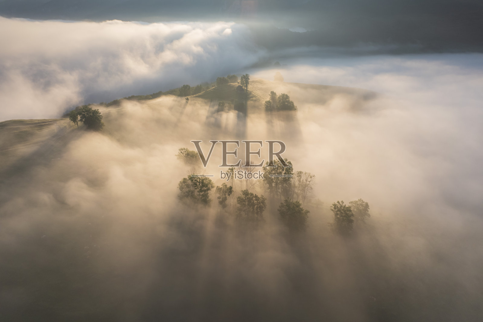 山间有雾的风景，森林在雾中照片摄影图片