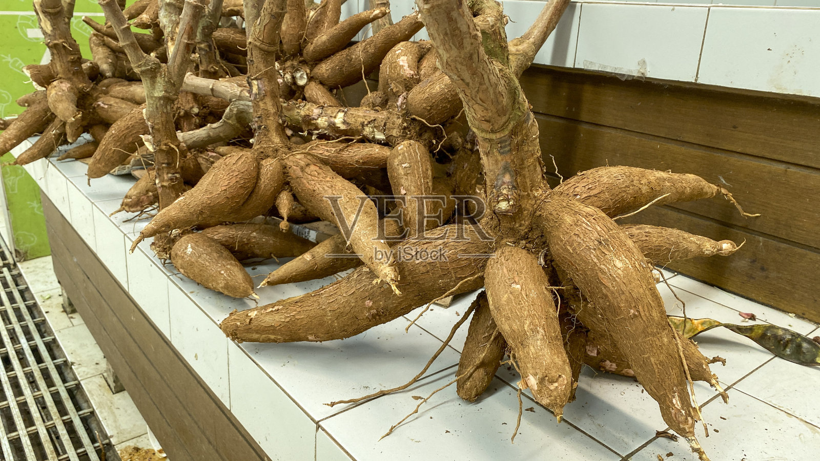 印尼市场上未切割的木薯粉或木薯照片摄影图片