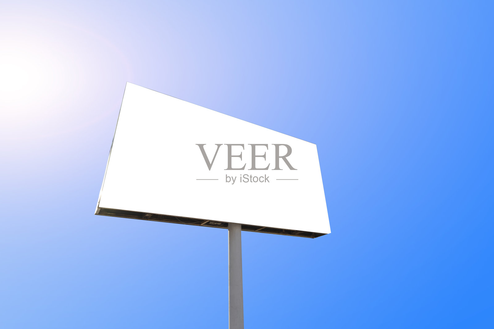 白色广告横幅，背景是蓝天和太阳照明。照片摄影图片