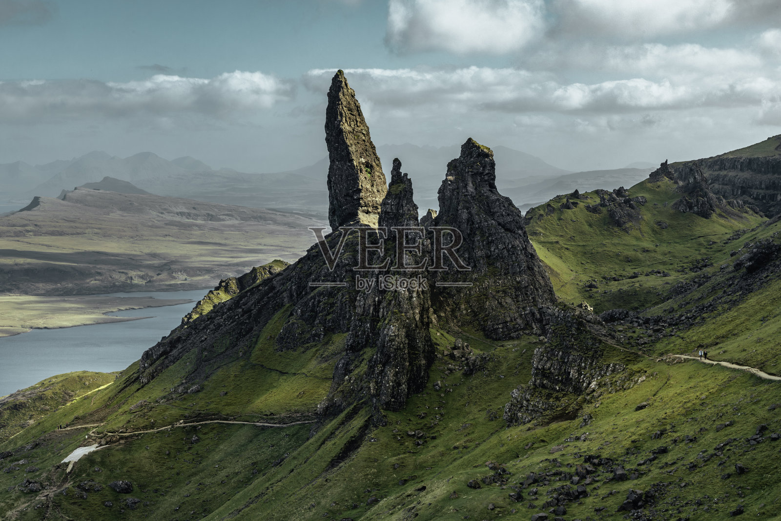 《斯托尔老人》中巨大尖塔的近景，暗色调照片摄影图片