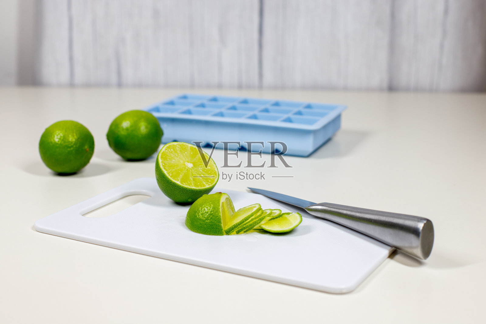 清爽的夏日柠檬水:为鸡尾酒准备冰块和酸橙切片照片摄影图片