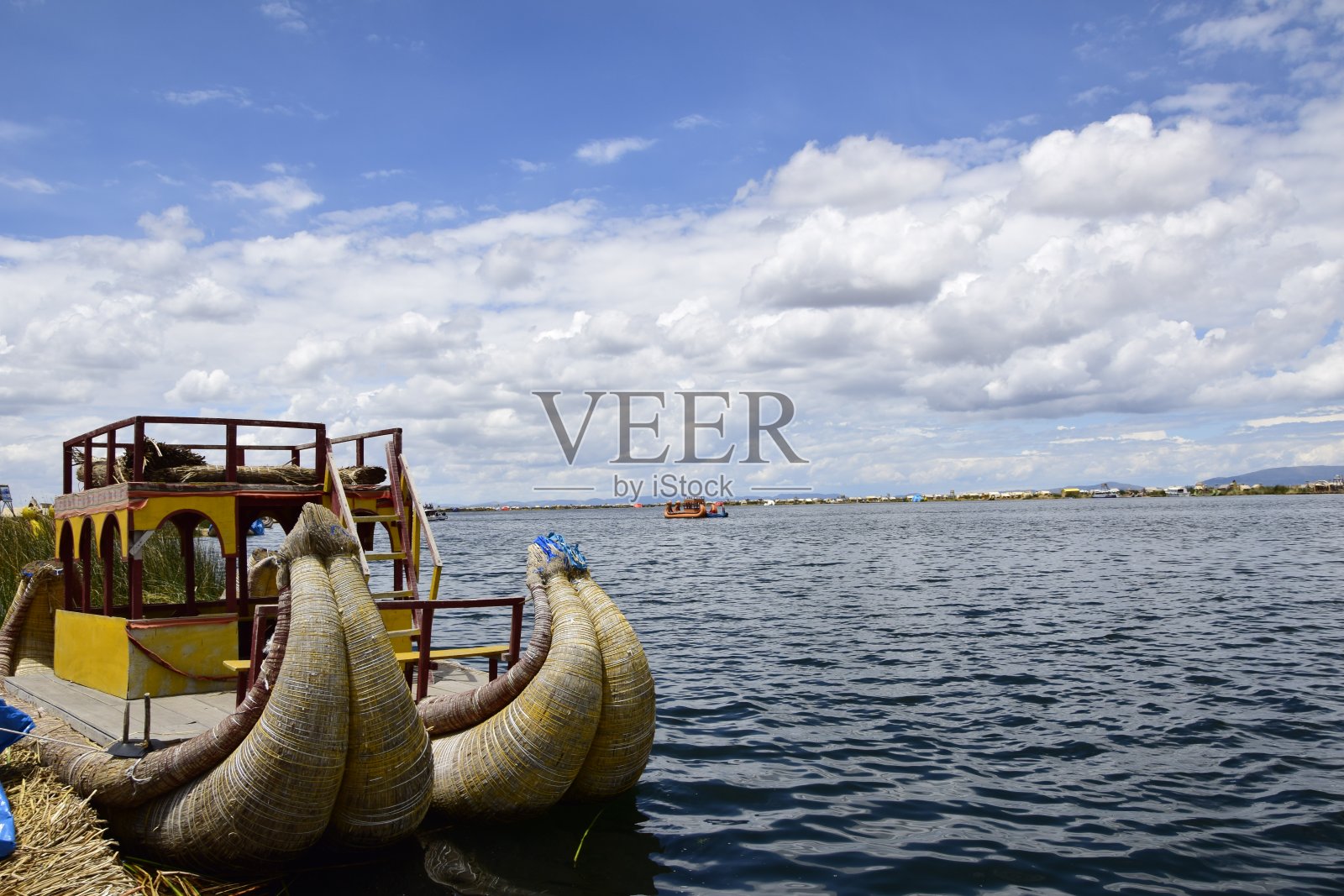 南美秘鲁的喀喀湖上的传统船只照片摄影图片