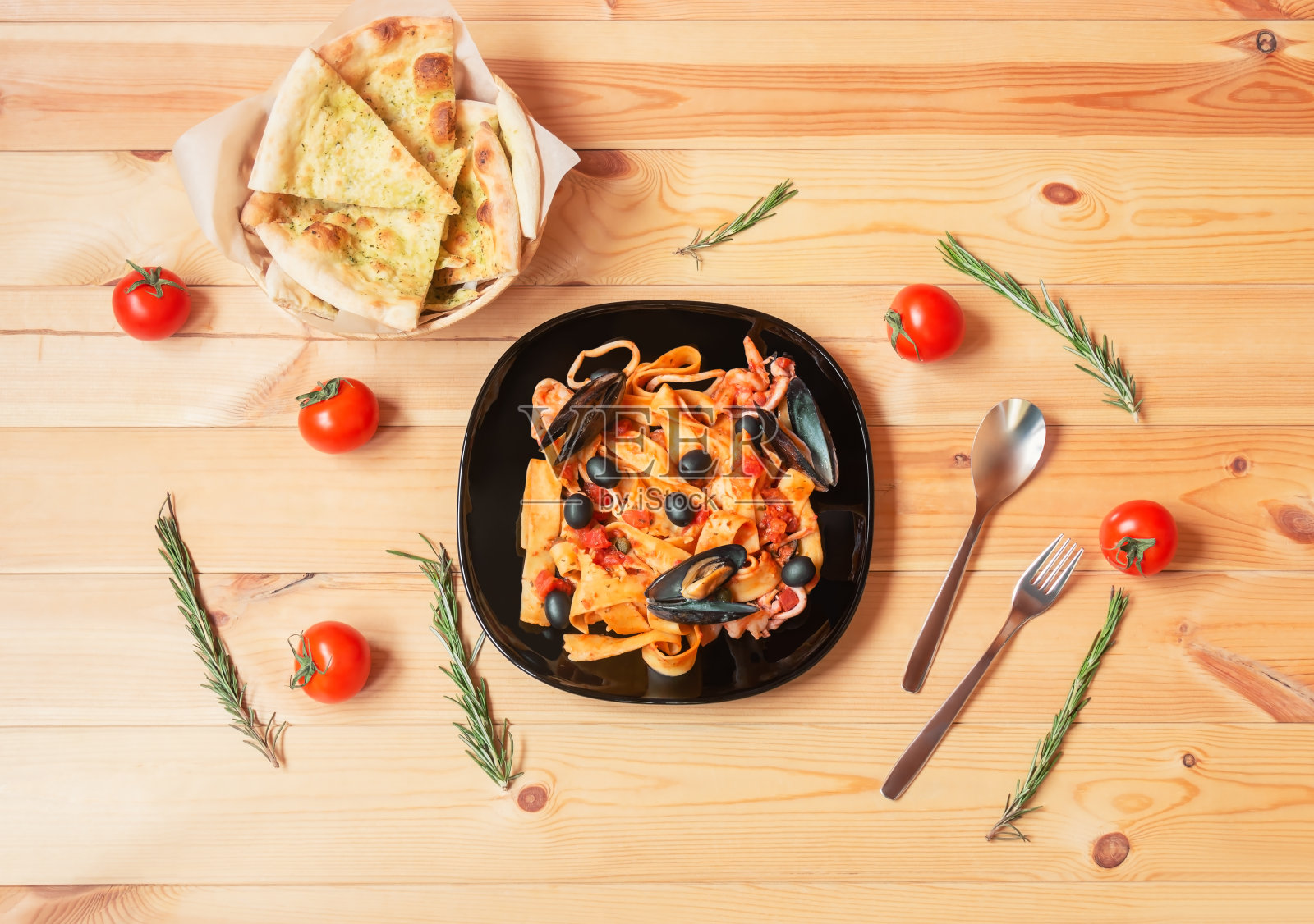 意大利面配番茄酱海鲜和佛卡夏面包。前视图。照片摄影图片