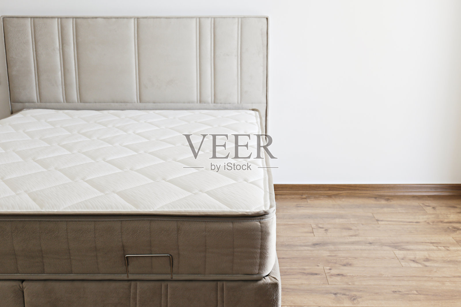 新的白色的床垫。照片摄影图片