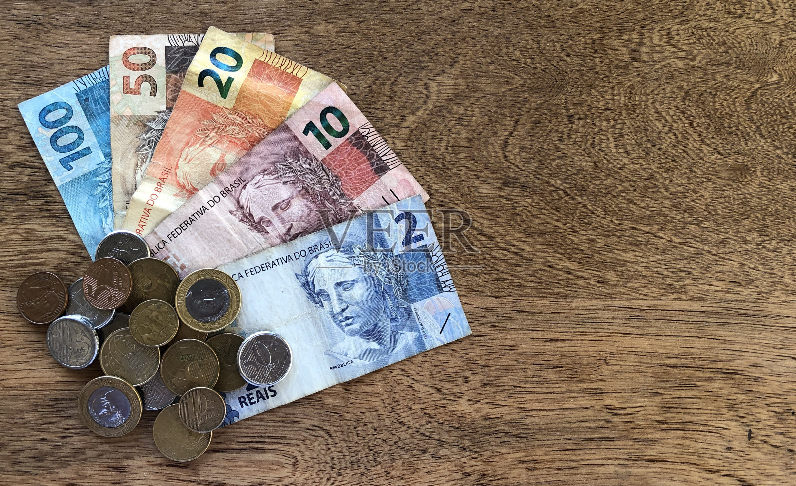 纸币和硬币的巴西货币。照片摄影图片