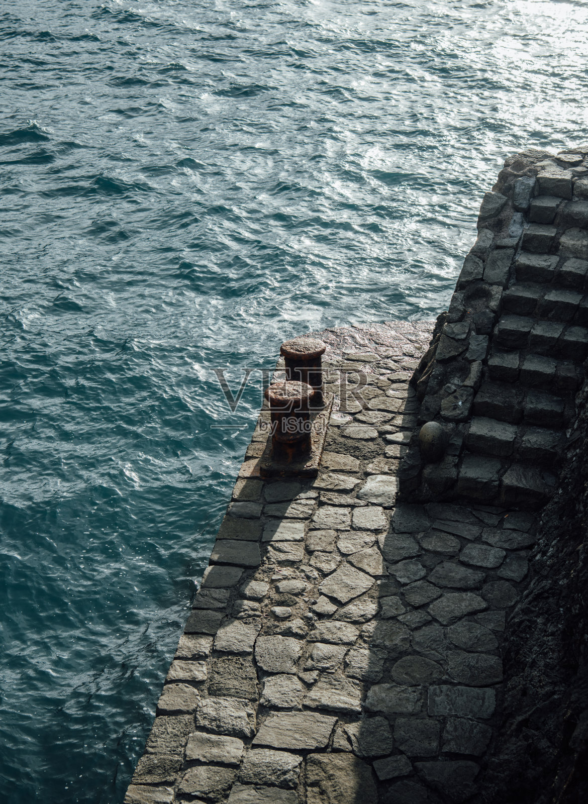 夕阳下的小旧石墩照片摄影图片