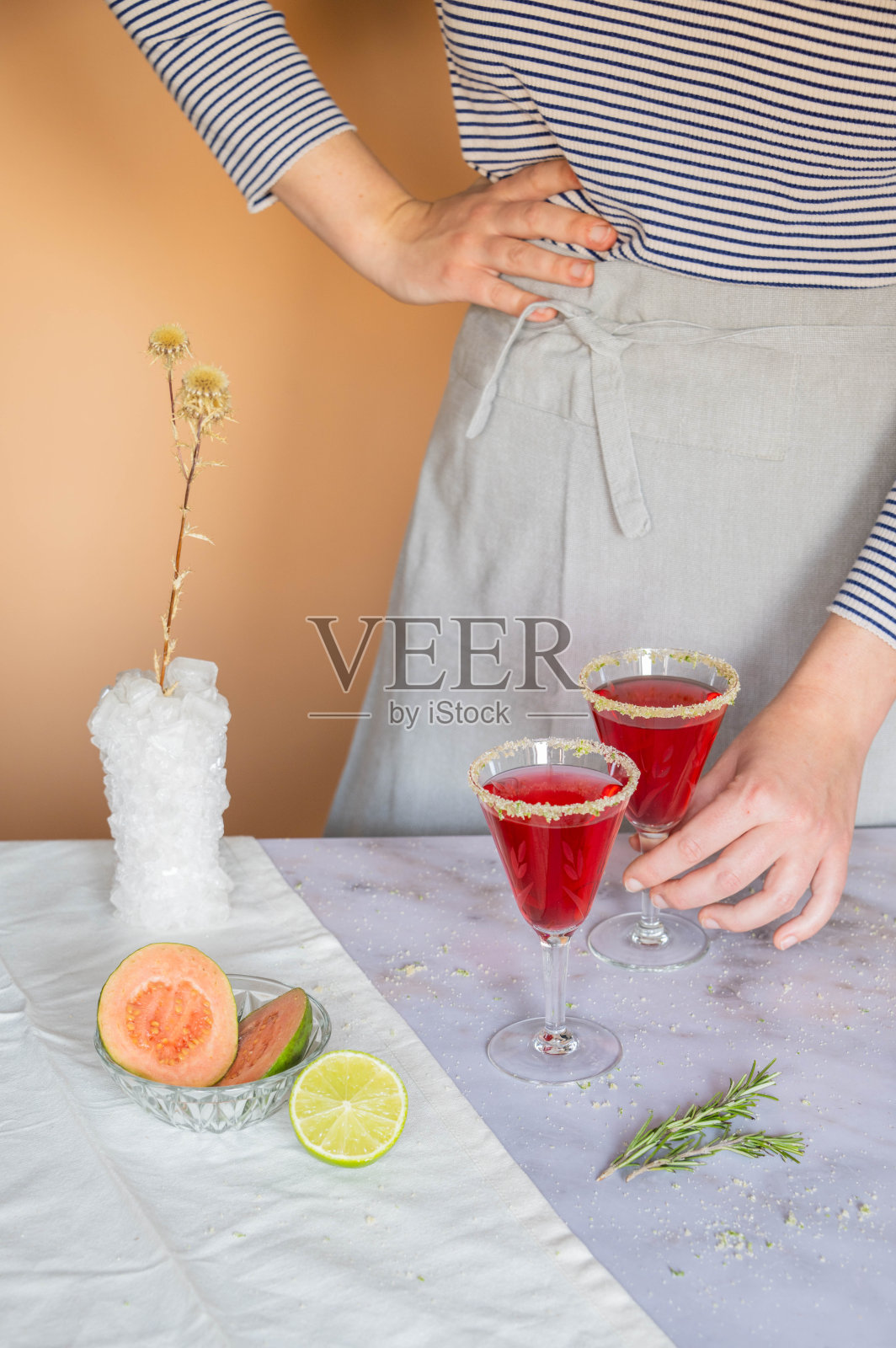 有人喝了一杯加新鲜水果的冰茶照片摄影图片