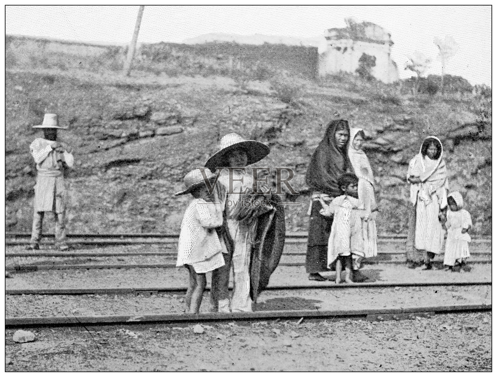 墨西哥古色古香的旅行照片:人们在铁路上插画图片素材