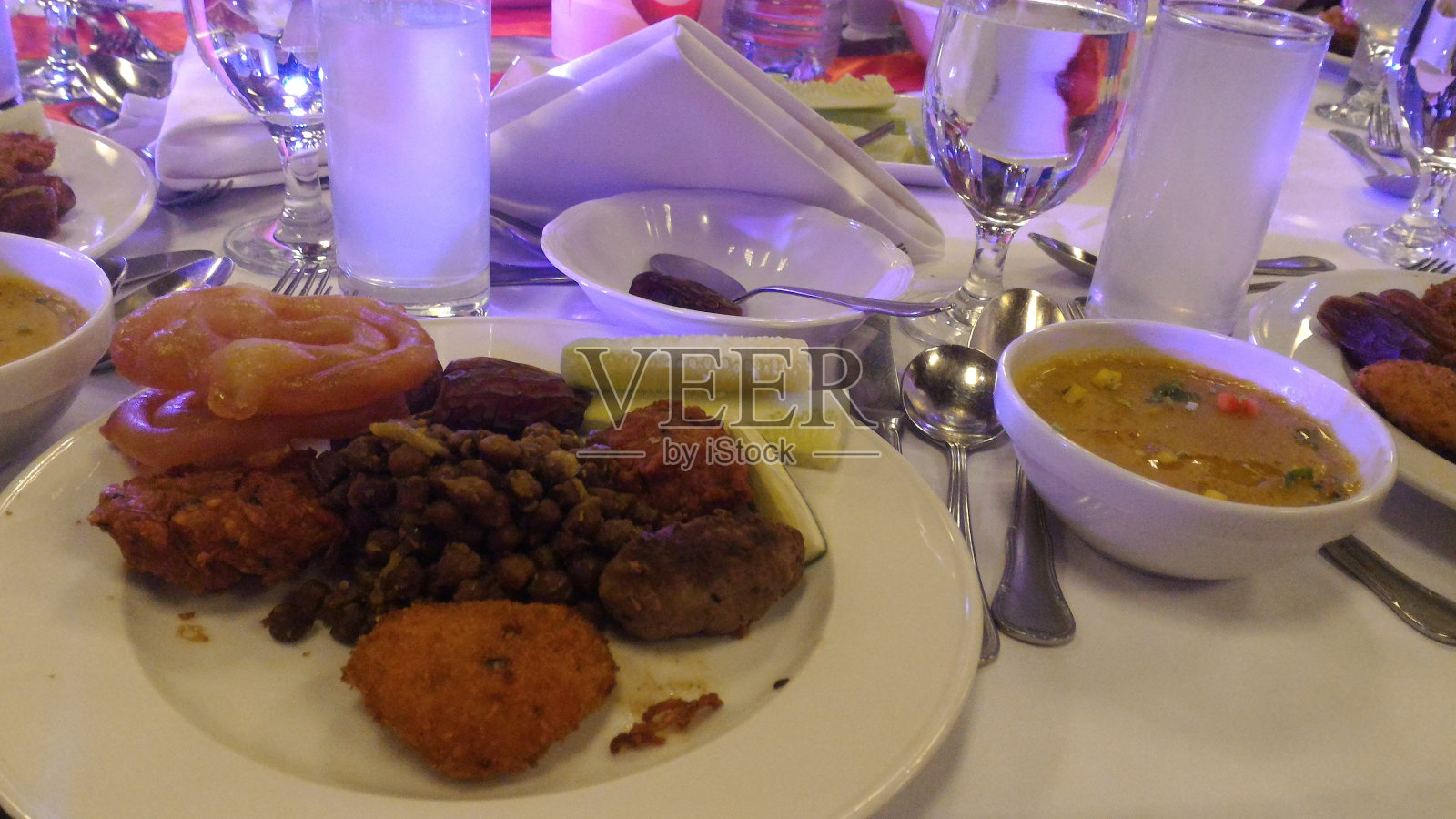 餐桌上摆满了健康食品照片摄影图片