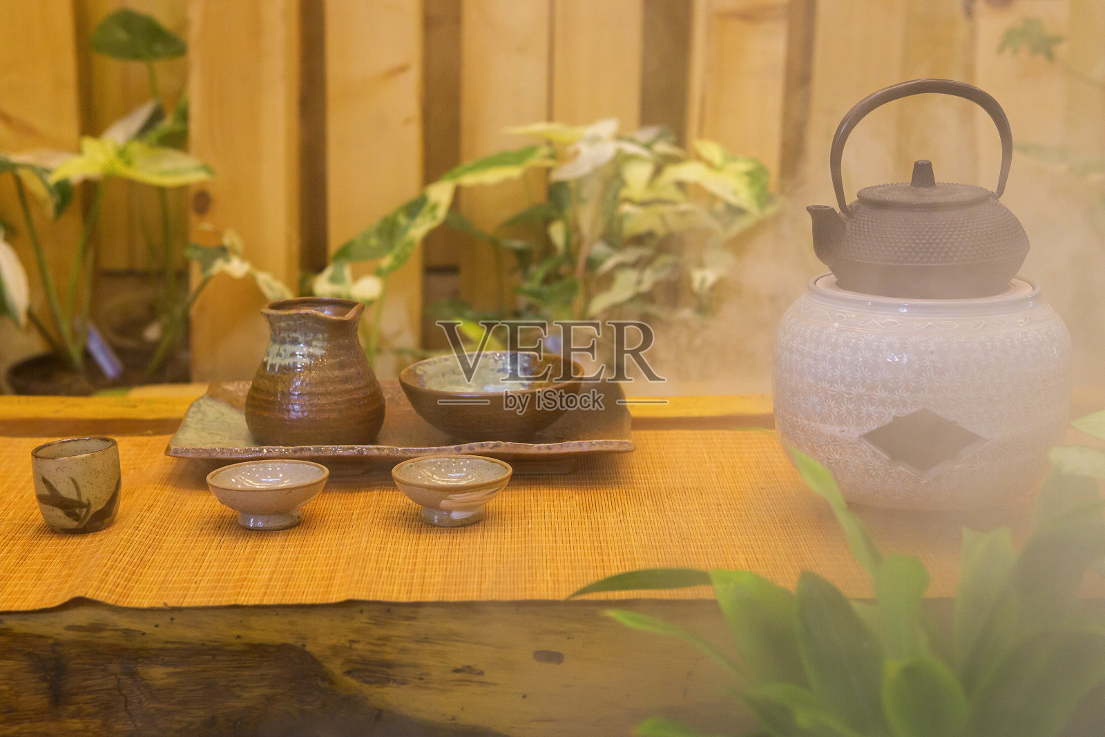 在展览中设置一个日式花园。照片摄影图片