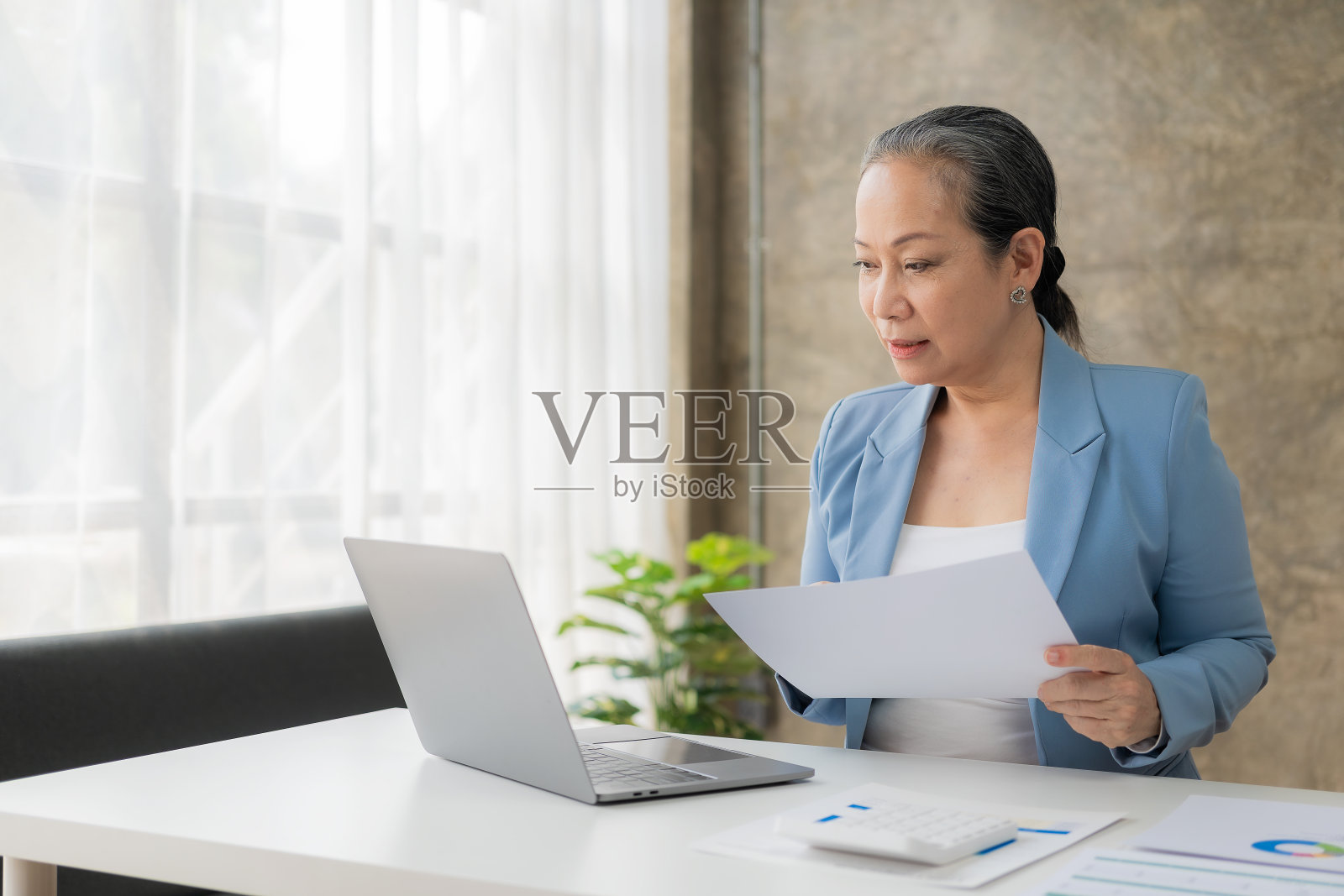 研究分析的概念，亚洲的老商人使用计算器和财务文件笔记本电脑在办公桌上做财务数学，税务，报告，会计，统计照片摄影图片