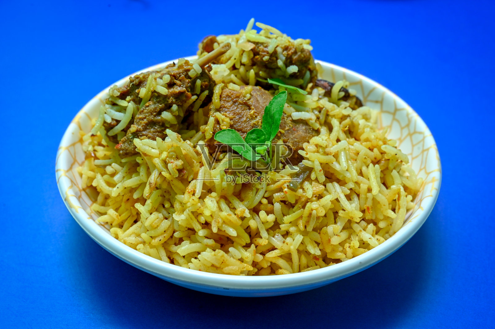 美味的羊肉香饭俯视图。漂亮的印度米饭。美味的香辣鸡肉饭，在忧郁的背景下，这是一种受欢迎的印度和巴基斯坦食物。照片摄影图片