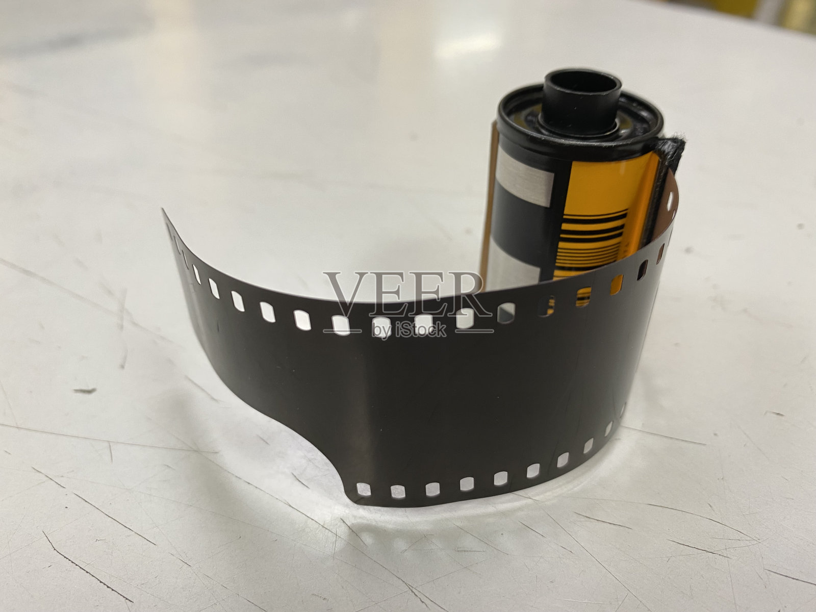 胶卷放在白色的桌子上照片摄影图片