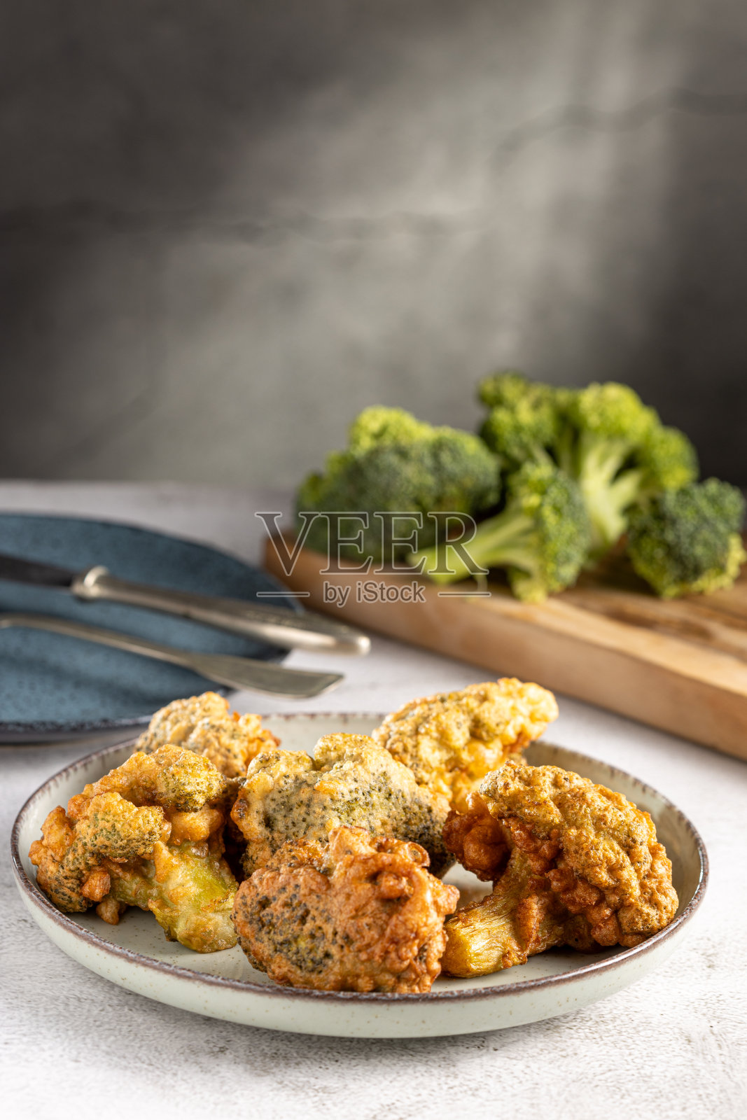 桌子上有油炸的面包屑西兰花。照片摄影图片