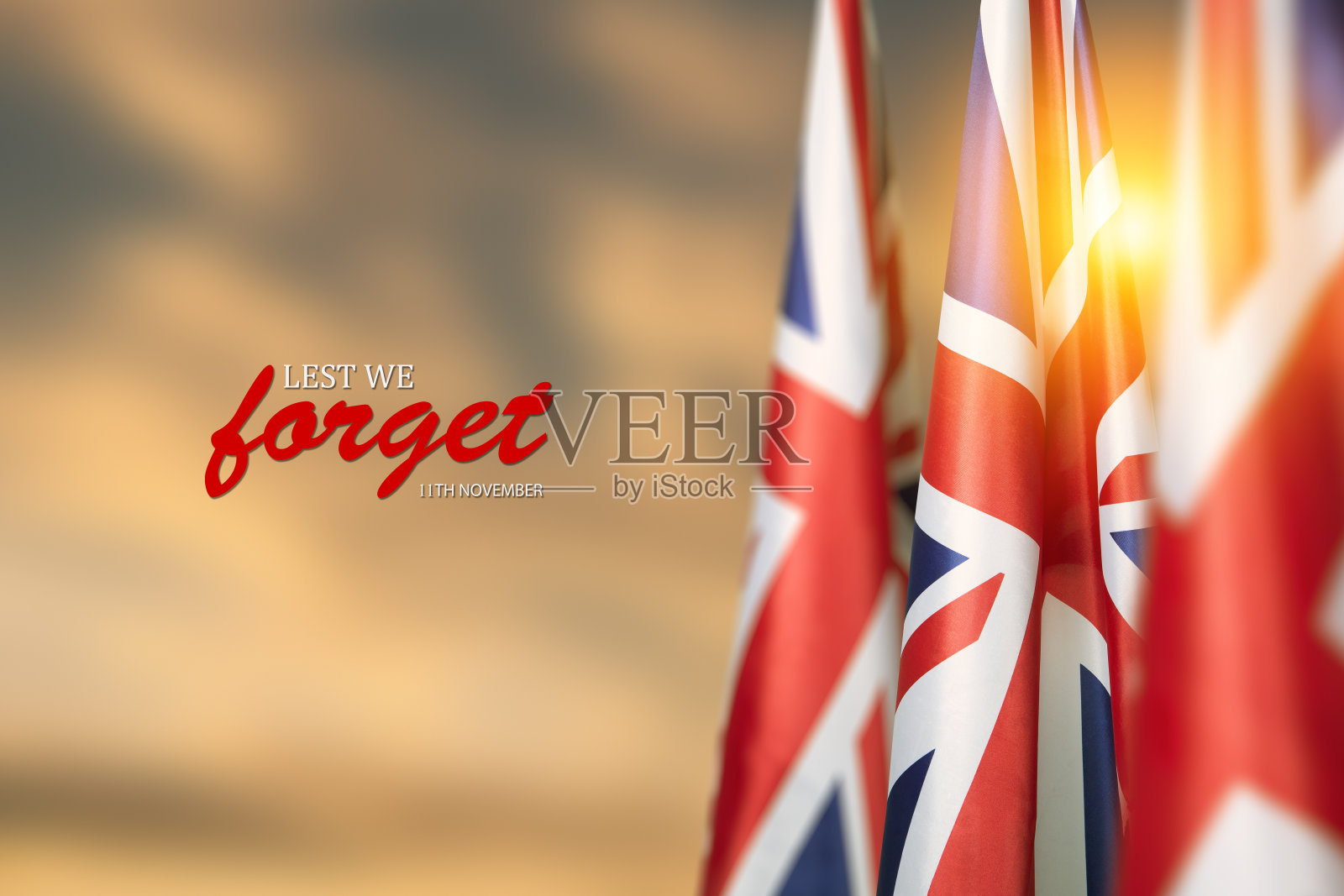 以日落为背景的英国国旗。英国的假日。照片摄影图片