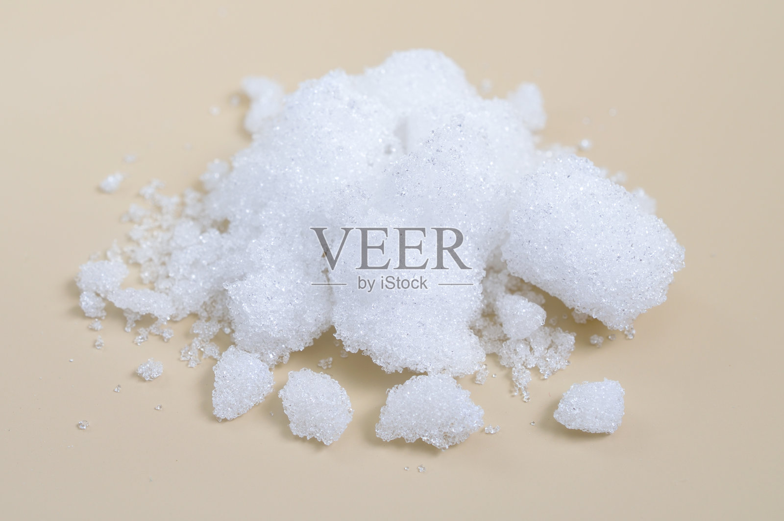 樟脑是一种蜡状无色固体，有强烈的香气照片摄影图片