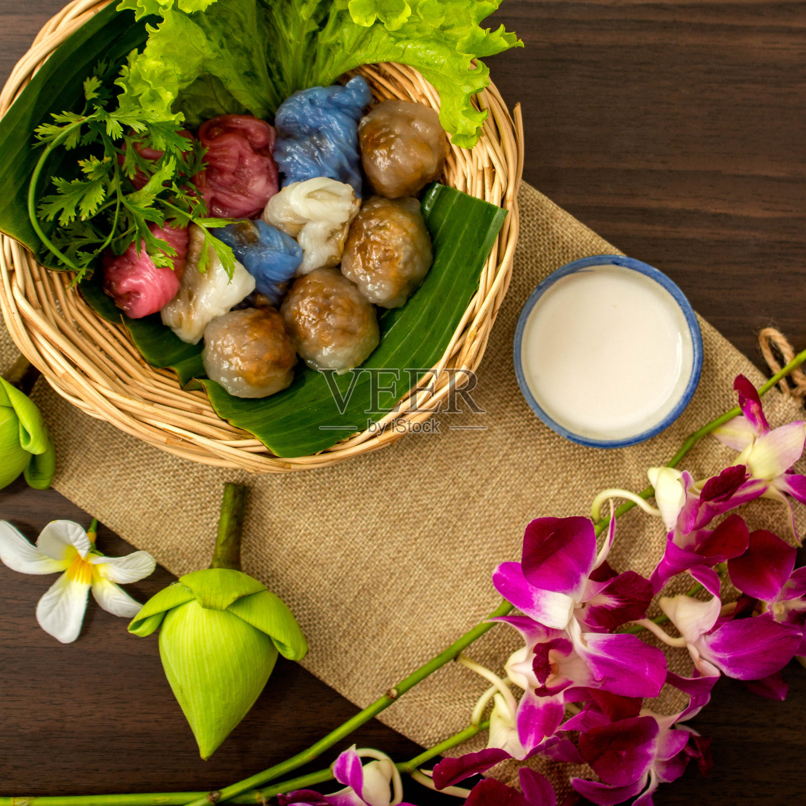 泰式甜品概念，泰式椰奶蛋挞和猪肉馅的木薯球放在篮子里照片摄影图片