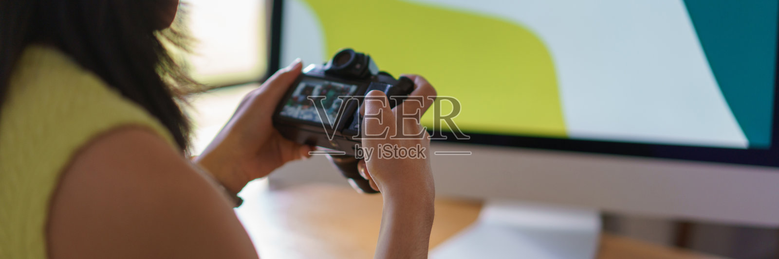 针线活的概念，妇女在电脑上工作，在相机上检查手工艺品的照片照片摄影图片