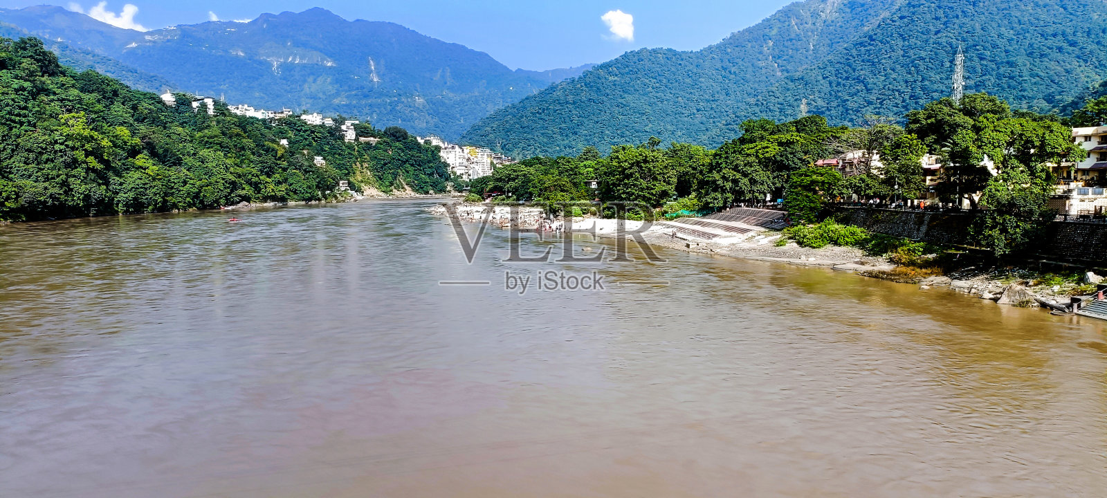 印度恒河上的瑞诗凯什山谷。照片摄影图片