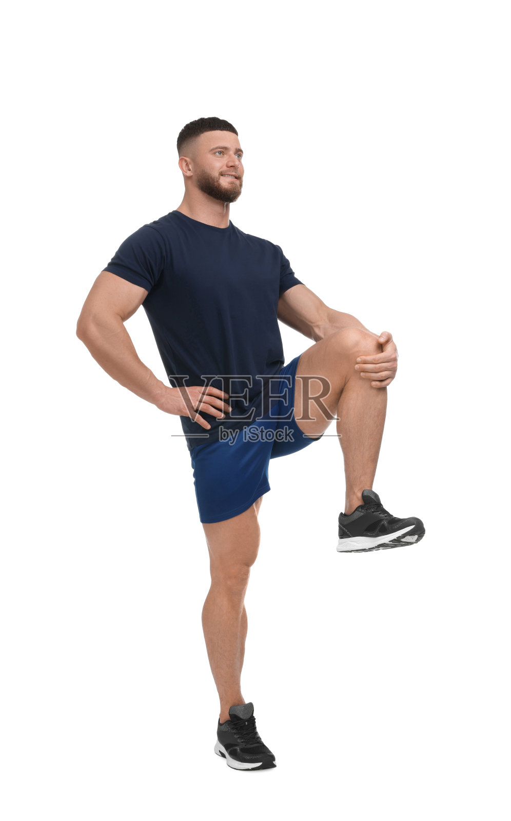 男子在白色背景上做伸展运动。晨练照片摄影图片