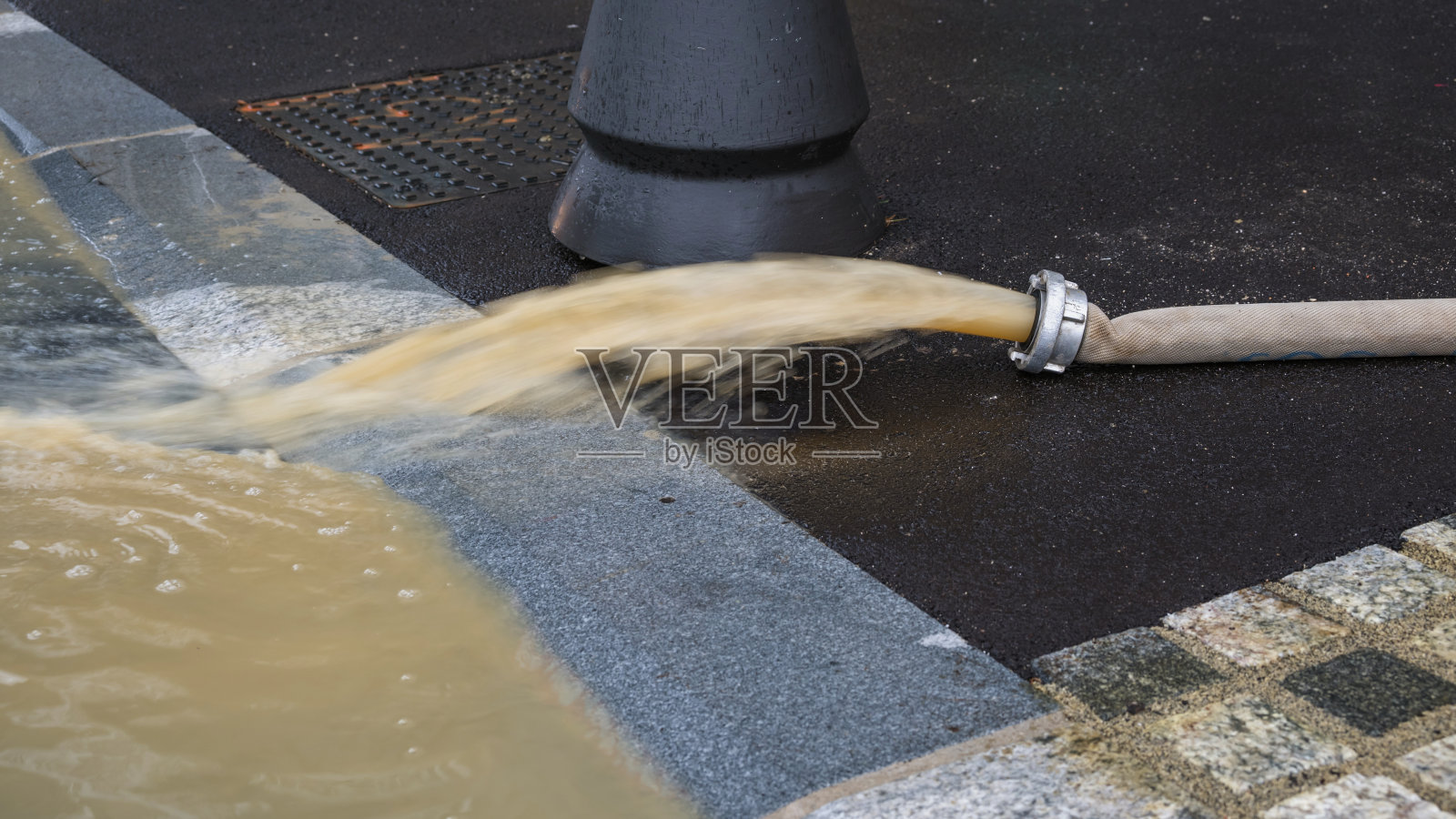 在被水淹没的街道抽水照片摄影图片
