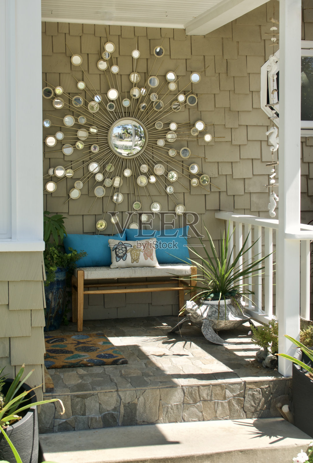 可爱的小屋，前廊装饰迷人照片摄影图片