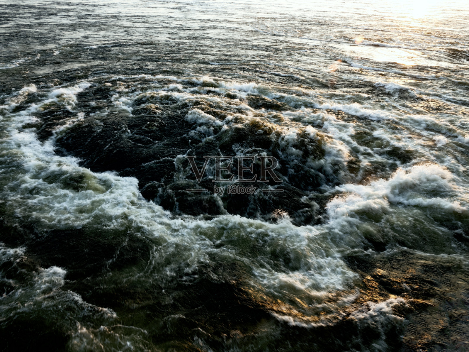 电厂下游水膨胀照片摄影图片