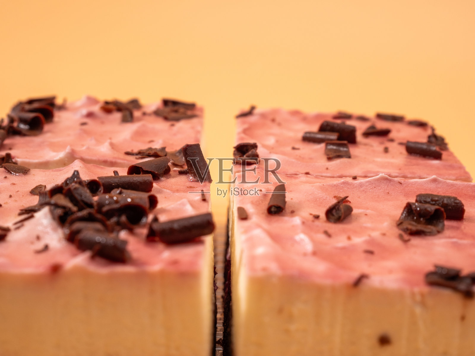 橘色背景的樱桃巧克力蛋糕。照片摄影图片