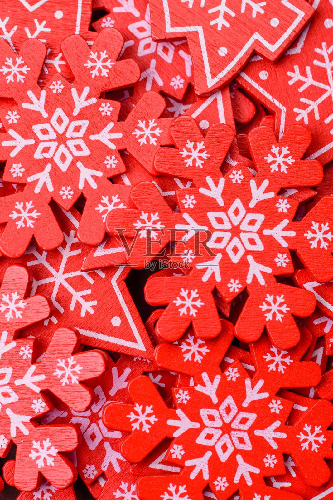 带有圣诞装饰元素的黑色陶瓷空盘照片摄影图片