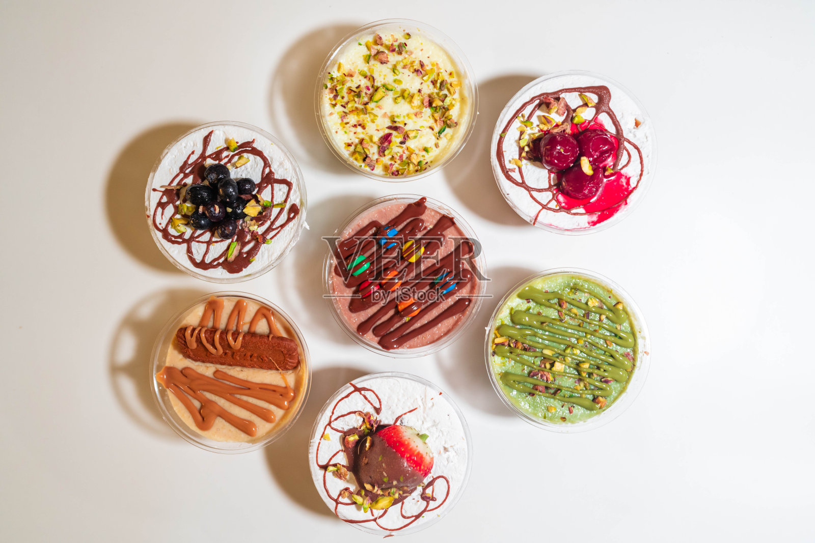 美味奶油蛋糕甜点：巧克力奶油圆形甜点照片摄影图片