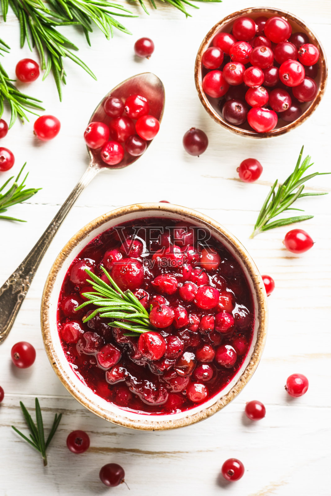 碗里的蔓越莓酱。照片摄影图片