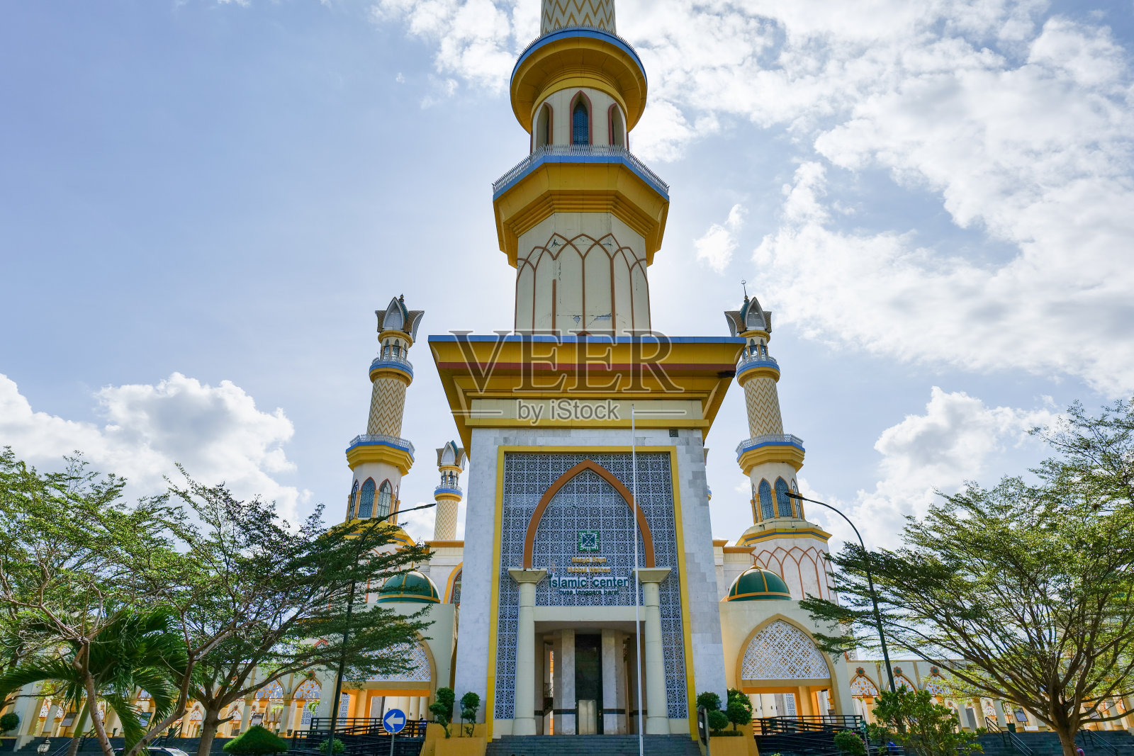 龙目岛马塔兰的伊斯兰中心建筑。印尼照片摄影图片