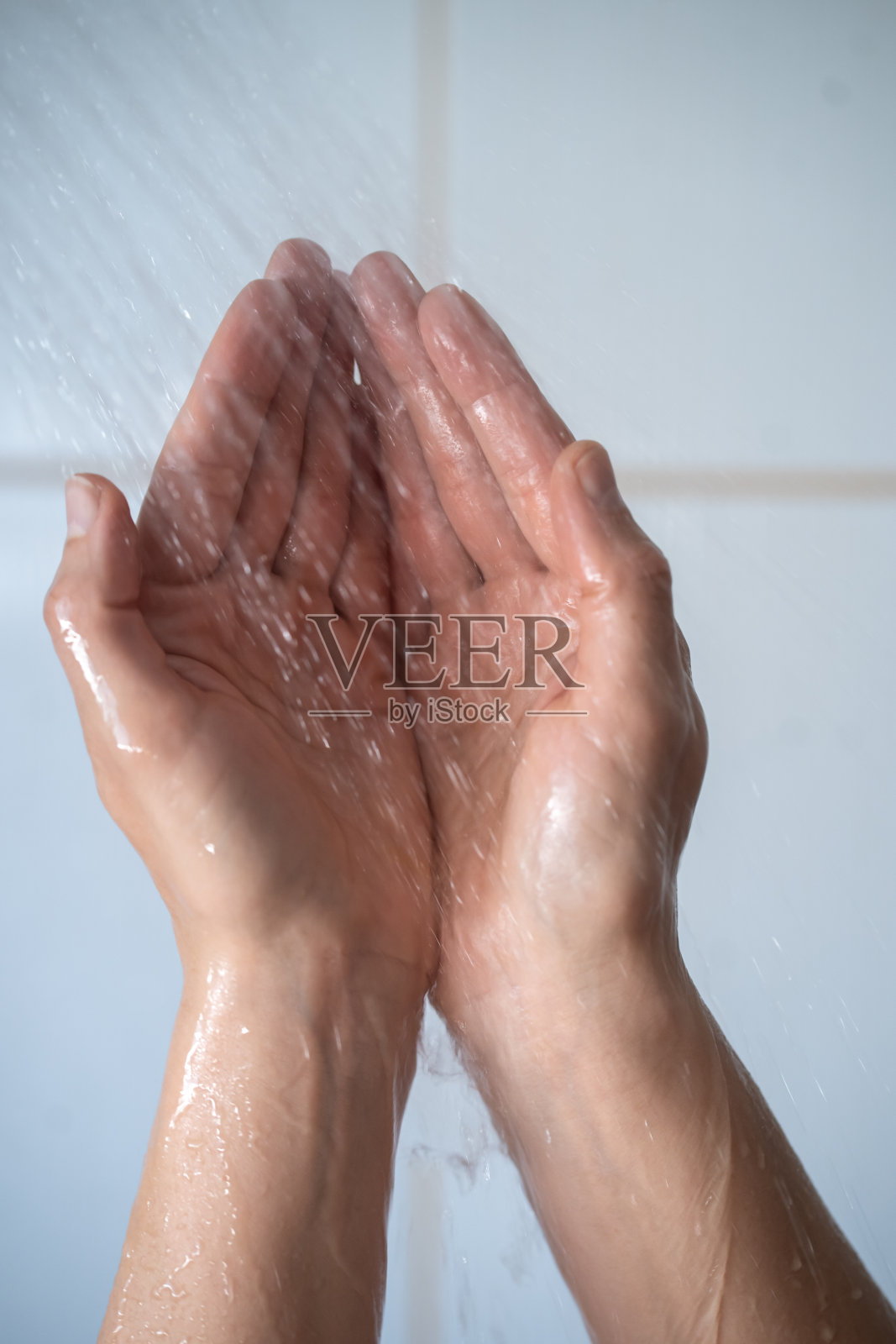女性的手在浴室里摸水照片摄影图片