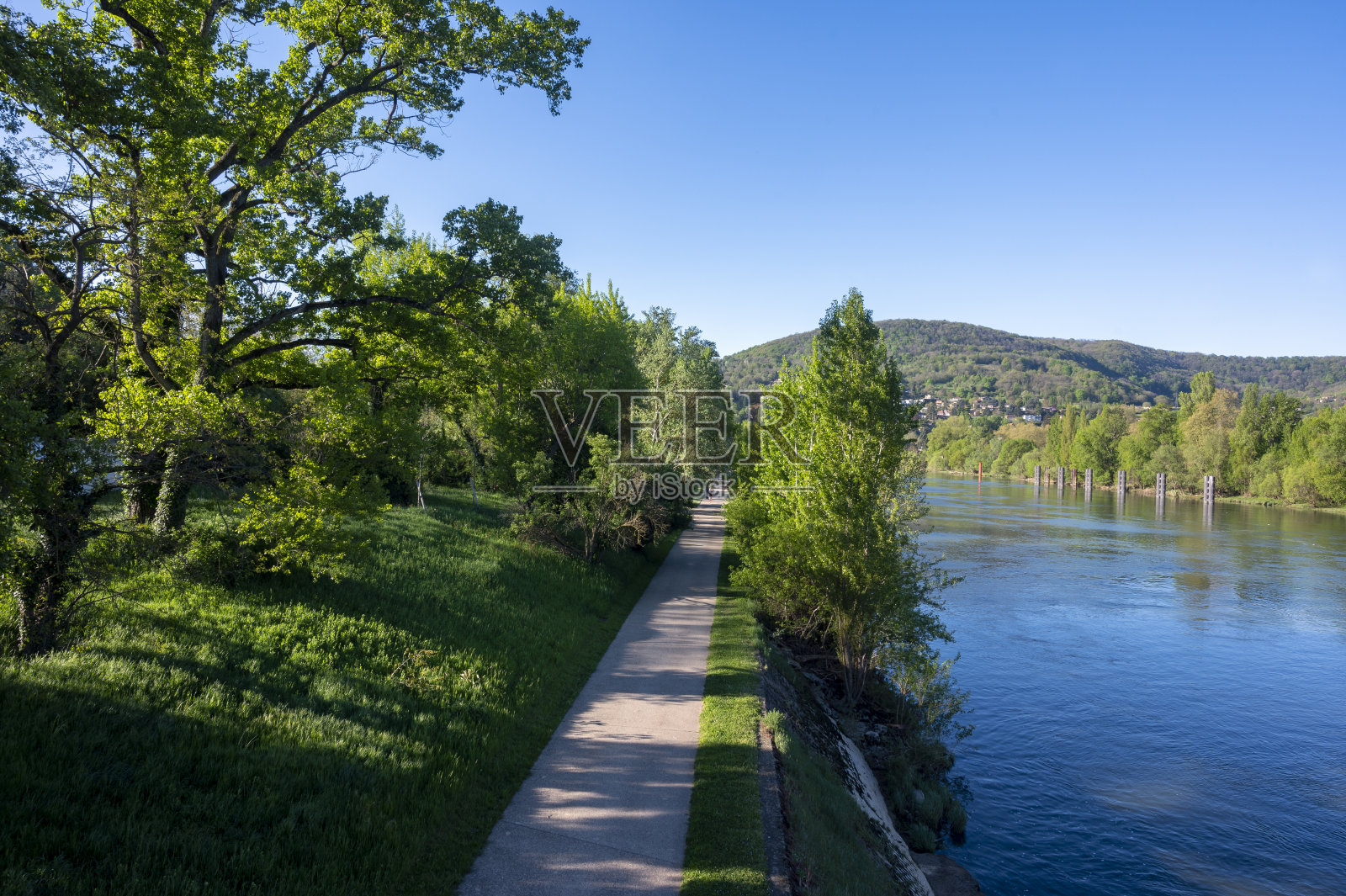 Saône河岸的春天景观照片摄影图片