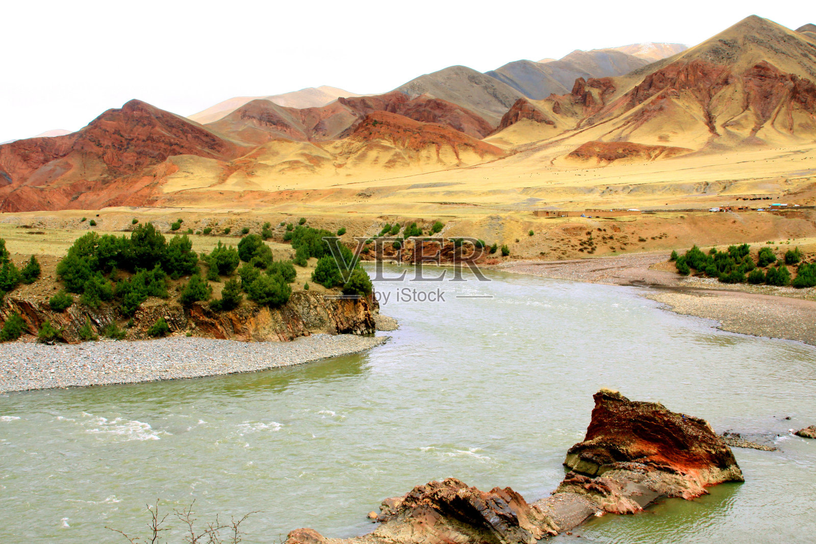 西藏北部山地、河流和高寒草甸照片摄影图片