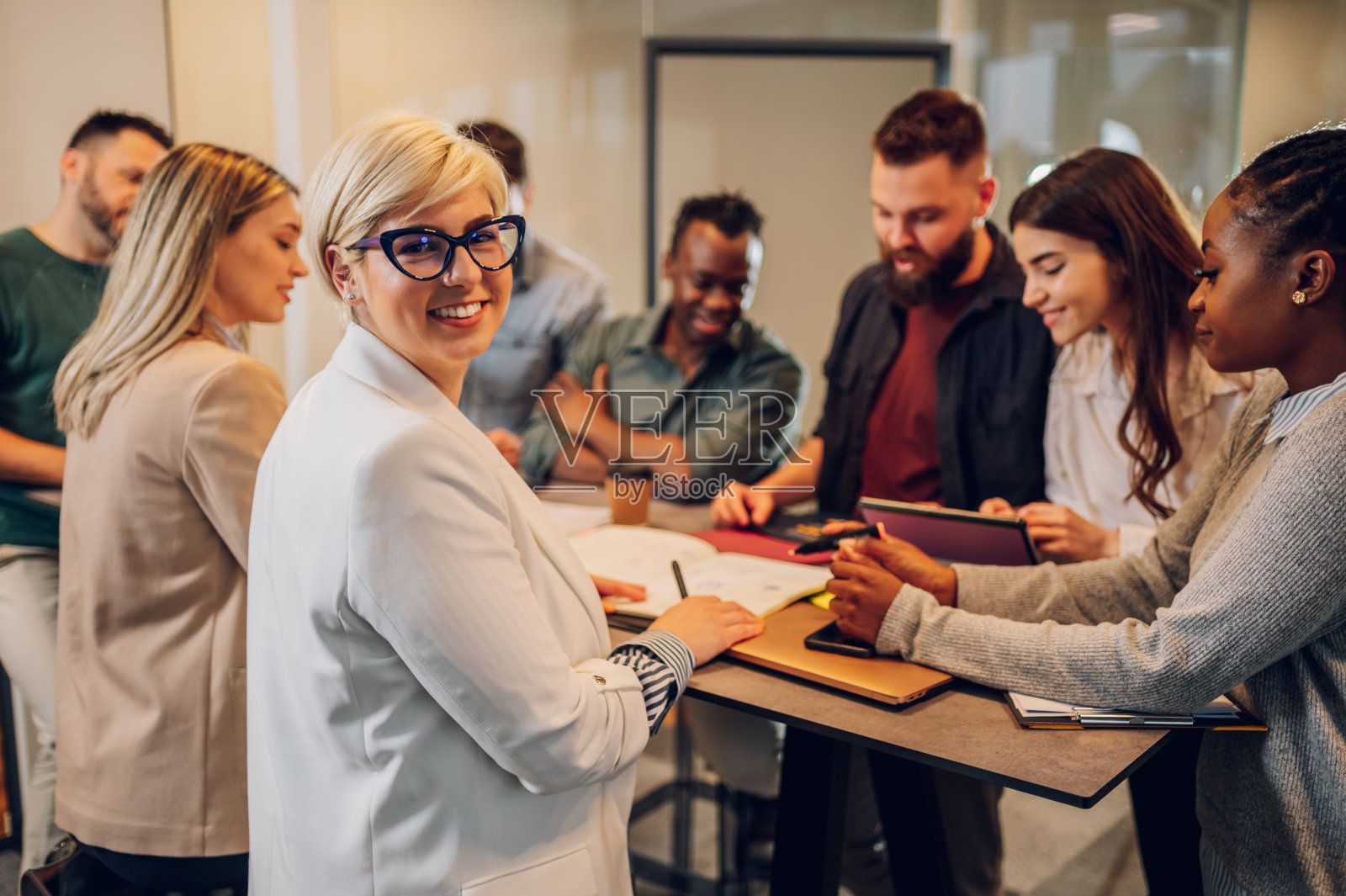 多种族的商业团队一起工作，在办公室开会照片摄影图片